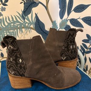 Very good condition Tom’s jacquard booties! So cute!